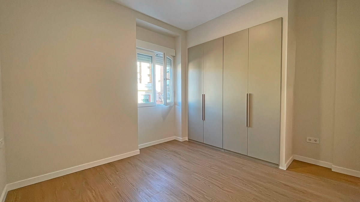 Dormitorio principal con armario a medida