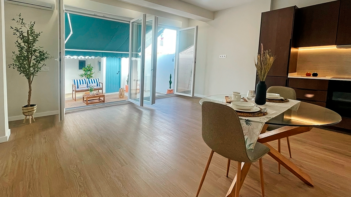 Vista salón comedor con cocina americana