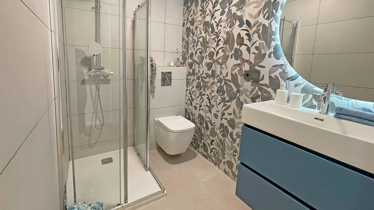 Baño renovado con acabado en madera